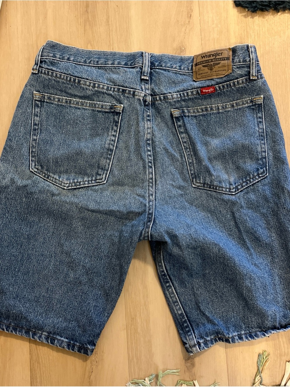 Mens 33 Wrangler Relaxed Fit 10" Shorts Denim Blue Jean Classic Jorts Vintage